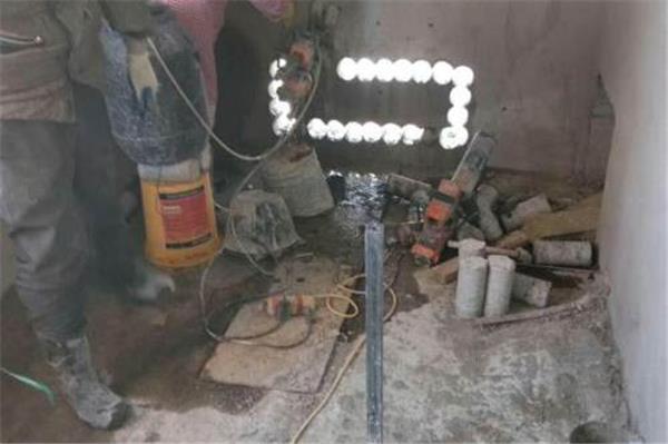 混凝土墻面剔鑿施工方法