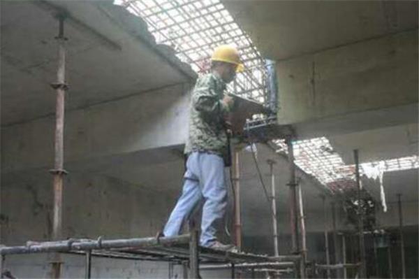 橋梁拆除-清理后澆帶，清理梁頭