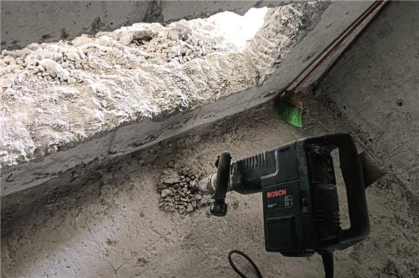 建筑開(kāi)洞工程中結(jié)構(gòu)剔鑿的核心技術(shù)要求與施工規(guī)范